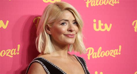 Holly Willoughby Posts Throwback Photo With Lookalike Mum To Celebrate Mother S Day Nestia