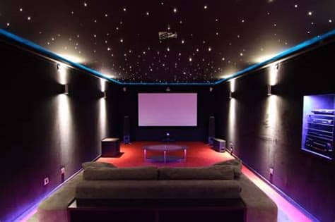 Una sala de proyección, sala de cine, o simplemente cine es un espacio acondicionado para la exhibición de películas compuesto por lo general de una pantalla de proyección y un patio de butacas. Cómo iluminar una sala de cine en casa - krealo