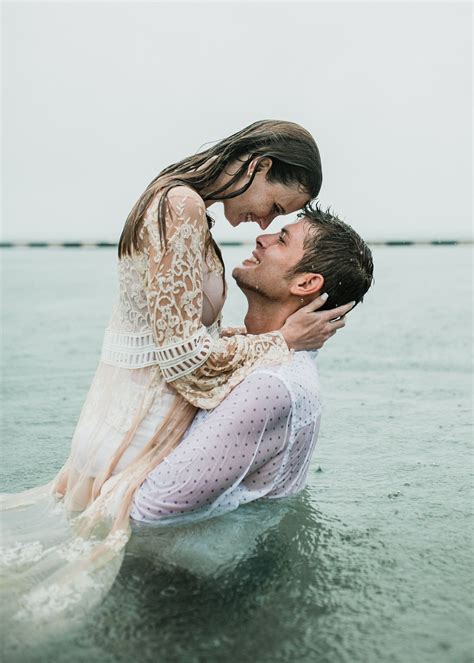 Couple Posing In The Rain Notebook Kiss Key West Wedding Photographer Kissing Poses Cute