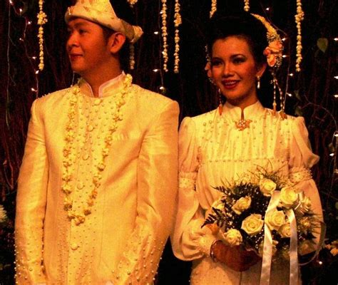 Dalam perkembangannya tradisi itu mengalami berbagai perubahan bentuk adat perkawinan. Adat Perkahwinan Orang Melayu Islam: Pakaian Pengantin