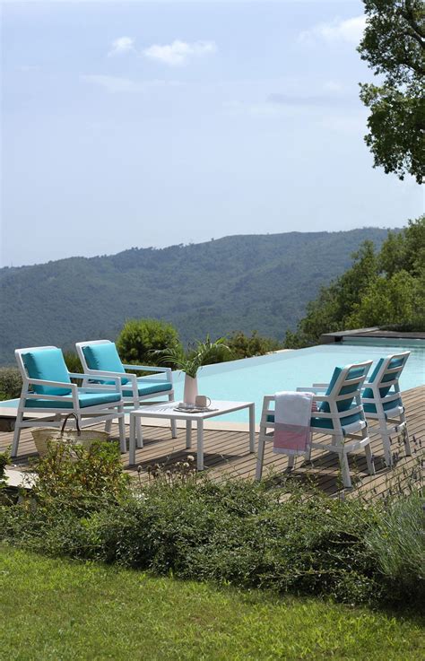 Dalle tende ai cuscini, dai copripiumini agli asciugamani, divertiti a scegliere il tessile più adatto alle stanze della tua casa e alla tua idea di comfort. Aria | Poltrona da esterno in polipropilene con cuscini ...