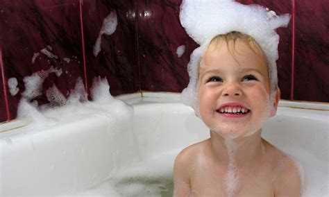 Banho sem choro: 6 dicas de como deixar a hora do banho mais divertida ...