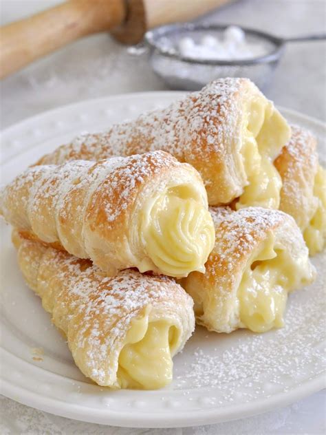 What you need to make italian cream stuffed cannoncini (puff pastry horns)