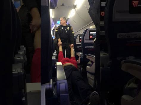 Por Impertinente La Policía Saca Del Avión A Rastras A Una Mujer
