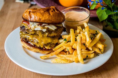 Food Ville Homemade Classic Cheddar Cheeseburger With Fries And Dip