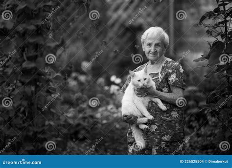 Une Vieille Femme Avec Un Chat Dans Son Jardin Photo Noir Et Blanc Photo Stock Image Du