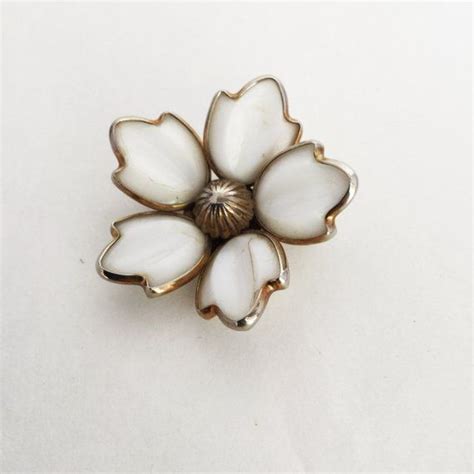 Floral Brooch White Glass Unsigned Trifari White Flower Pin Etsy