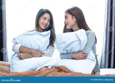 Asiatische Lesbe Zwei Die Zusammen Im Schlafzimmer Schaut Makrodetail Des Kosmetischen Beh