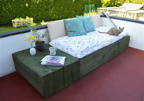 Diy Pallet Project Patio Pallet Daybed 99 Pallets
