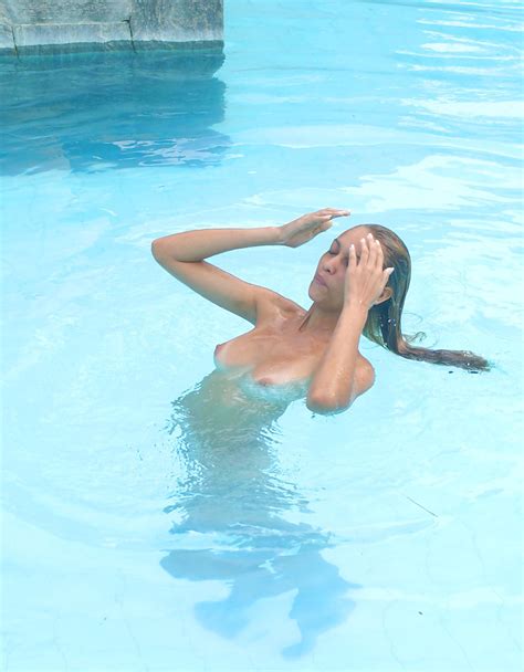 Free Sexy Girl Swimming Nude Photos