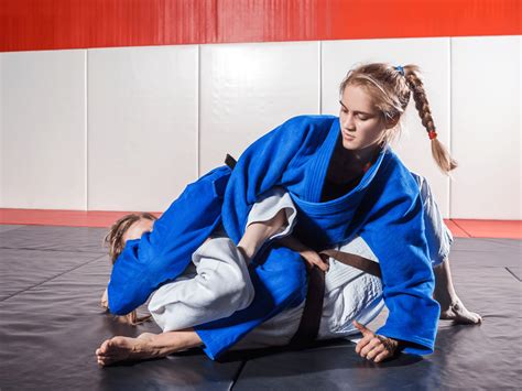 5 Effective Jiu Jitsu Moves Every Woman Should Know