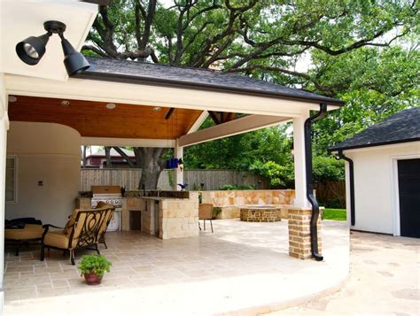 In this patio with decoration signed by the floret arquitectura office, the joy of pop culture sets the tone for creating a unique patio, of relaxation and conviviality. Contemporary Patio Cover, Kitchen and Firepit - Texas ...