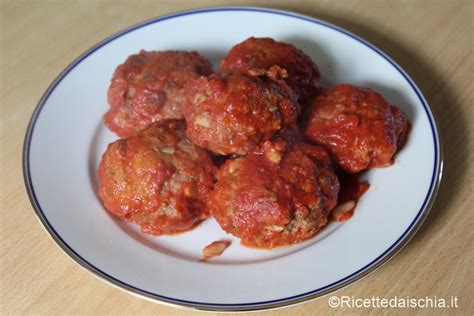 Unite le polpette nello stesso fondo di cottura e friggetele per qualche minuto; Polpette al sugo con uva passa e pinoli | Ricette da Ischia