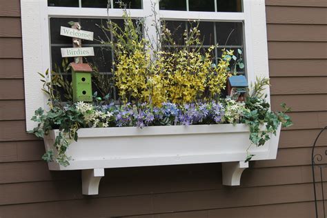 Get the mold ready ahead of time, so all you have to do is dump in the prepared mixture without having to remove your gloves. Remodelaholic | How to Build a Window Box Planter in 5 Steps
