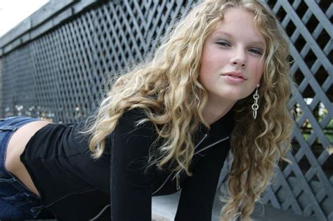 How To Take A Glamour Shot Like Teenage Taylor Swift