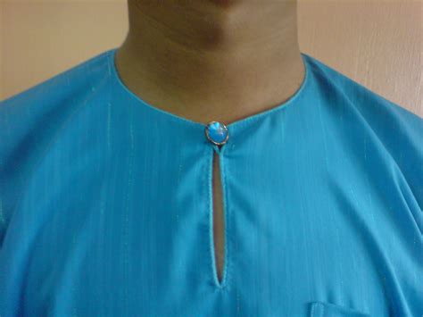 On the other hand, the cekak musang style has a standing collar with holes for five buttons including two buttons for the collar. HASIL KERJA TANGAN: Baju Teluk Belanga, Tulang belut
