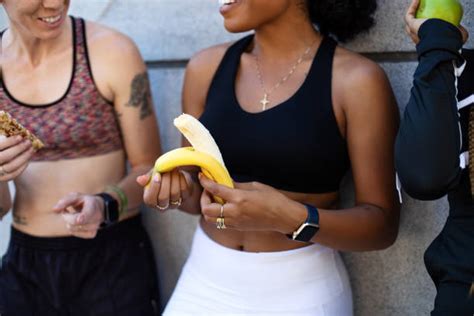 Femme Mange Banane Banque Dimages Et Photos Libres De Droit Istock