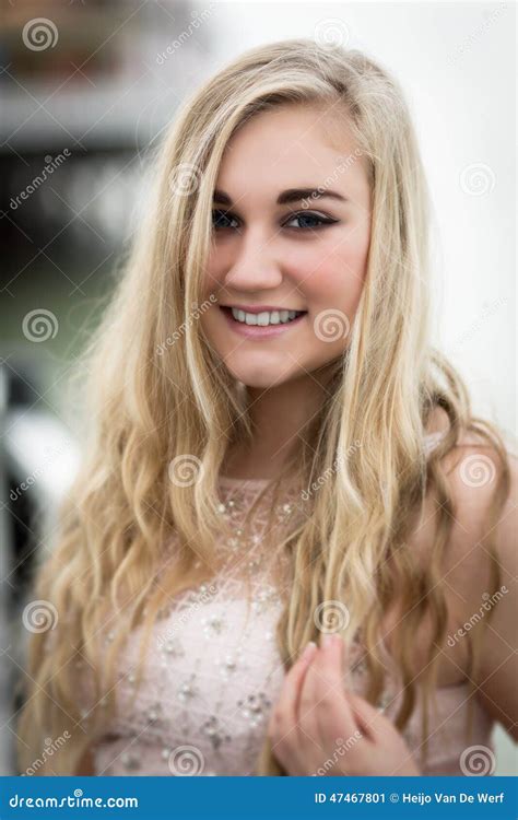 Belle Adolescente Blonde Avec Des Yeux Bleus Image Stock Image Du Caucasien Scintillement