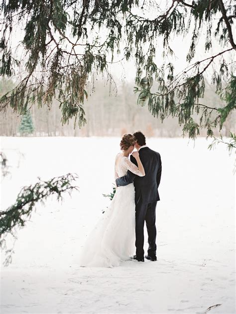 34 Snowy Wedding Photos That Will Make You Want To Get Married This