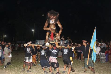 Bupati Bolmong Lepas Pawai Tradisi Umat Hindu Seni Ogoh Ogoh Tawur