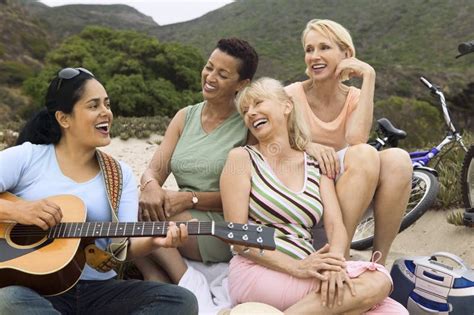 3 483 mujeres que cantan y que tocan la guitarra fotos de stock fotos libres de regalías de