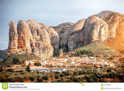 10,972,010 likes · 5,571 talking about this. Aguero-Dorf in Spanien stockbild. Bild von kirche, klippen ...