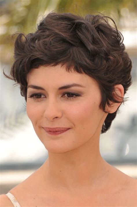 Androgynous haircuts are getting popular lately. This haircut looks androgynous, leaning feminine. I would like have something like this. | Pixie ...