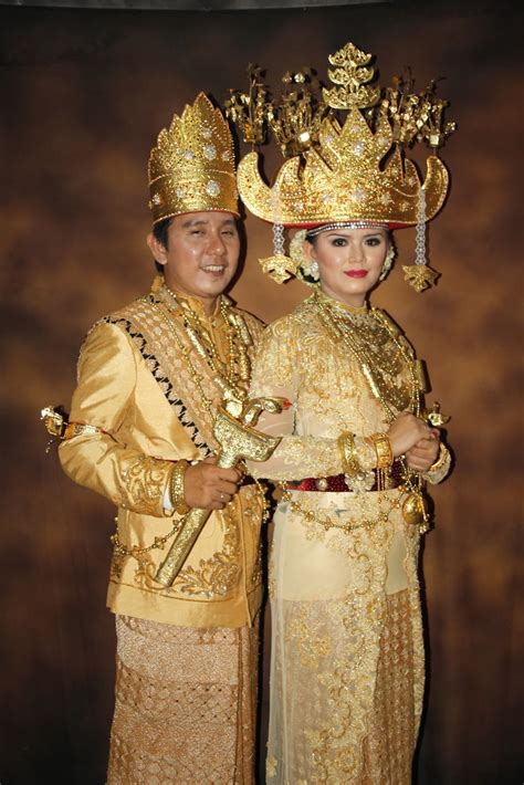 Tea length adalah gaun yang memiliki banyak keliman dan panjangnya di atas mata kaki tidak. Pengantin Adat Lampung - Putri Wedding