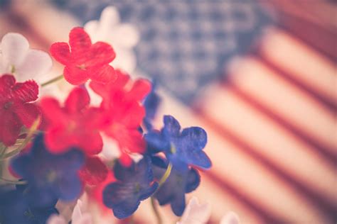 On this day, american citizens pay tribute to soldiers who have been martyred for the country. July 4th Background Patriotic Flowers With American Flag ...