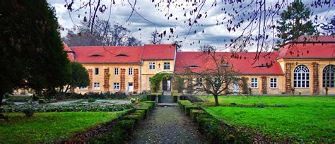 Complexul muzeal este format din galeriile de arta gazduite in palatul brukenthal si casa albastra, muzeul de istorie casa altemberger, muzeul de istorie naturala, muzeul farmaciei, muzeul de vanatoare august von spiess si galeriile de arta contemporana Palatul Brukenthal Avrig « Turist de Romania