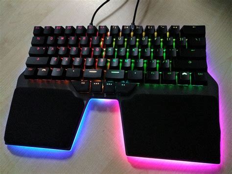 This Gaming Keyboard Splits Into Two For More Comfortable Usage