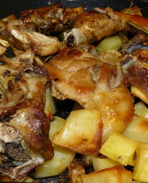 Salare, aggiungere il vino bianco ed una volta evaporato unire i funghi porcini tagliati a fettine. La carne, AGNELLO AL FORNO, CON LAMPASCIONI, FUNGHI E ...