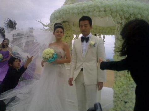 Diketahui, barbie hsu melepas masa lajangnya pada 16 november 2010 lalu dengan menikahi seorang pebisnis terkemuka china bernama wang xiaofei. Barbie Hsu's wedding photos revealed - China.org.cn