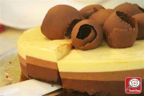 Base marquise, mousse al cioccolato fondente, al latte e bianco, decorata con tre riccioli di cioccolato gianduja. Ricetta Mousse ai tre cioccolati - Ernst Knam | RicetteMania