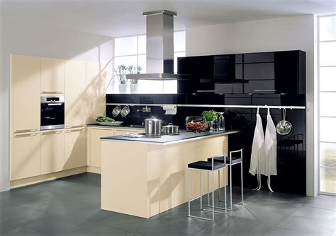 Trabajamos con mobiliario de cocinas de la casa alemana: Cocina en L con barra para comer en caramelo y negro alto ...