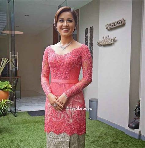 Selain pemilihan model kebaya modernl dan kerah, warga evergreen perlu memperhatikan design kebaya dan model jajaran kancing pada gaun kebaya. 30+ Model Vera Kebaya (PENGANTIN, WISUDA, MODERN, TERBARU)