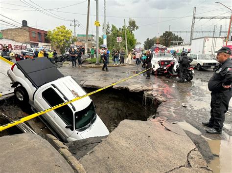 Chilango Enorme Socav N Se Abre En Ecatepec Y Se Traga Un Auto Video