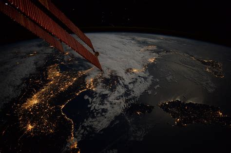 Immagini Dallo Spazio Foto E Video Dell Italia Di Giorno E Di Notte