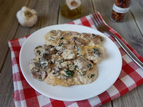 Fettine di pollo con funghi. PETTO DI POLLO CON FUNGHI E PANNA CREMOSO