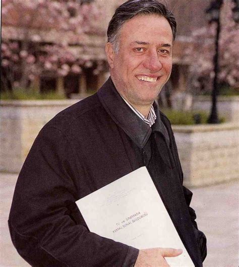 1988 yılında ise öğretmen isimli filmin senaristliğini üstlendi. Sinemamızın "Gülen Adam"ı 19 yıl önce sonsuzluğa göçtü