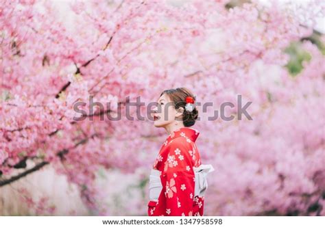 Asian Woman Wearing Kimono Cherry Blossomssakura 스톡 사진 1347958598 Shutterstock