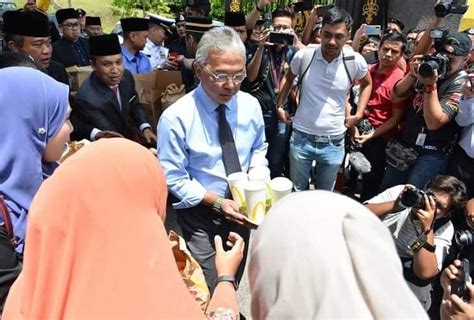 Dirinya merasa merdeka karena 5 hariterkungkung di dalam rumah, kecuali saat sekolah dan sekarang, akhir pekan. Tuanku Junjung Adab Melayu, Ketika Ada Tetamu, Hidang ...