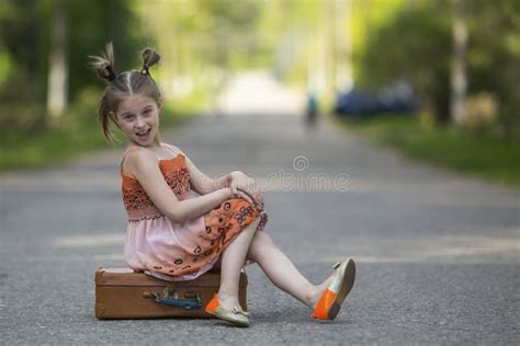 Lustiges Kleines Mädchen Mit Koffer Und Teddybären Ist Auf Der Straße Reise Stockfoto Bild Von