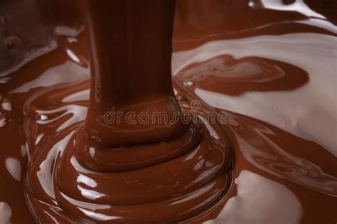 flusso fuso del thik del cioccolato fondente fotografia stock immagine di contesto versarsi