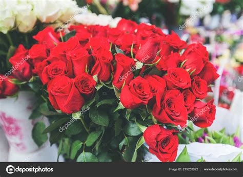 Beautiful Red Roses Bouquet — Stock Photo © Mitastockimages 279253022