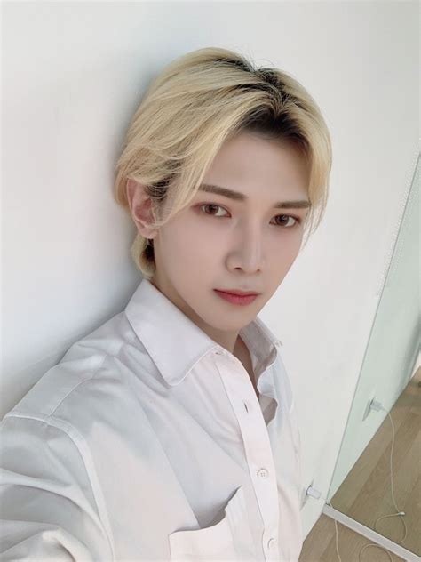 Maybe you would like to learn more about one of these? 13 Male K-Pop Idols Who Are Gorgeous With Long Hair Right ...