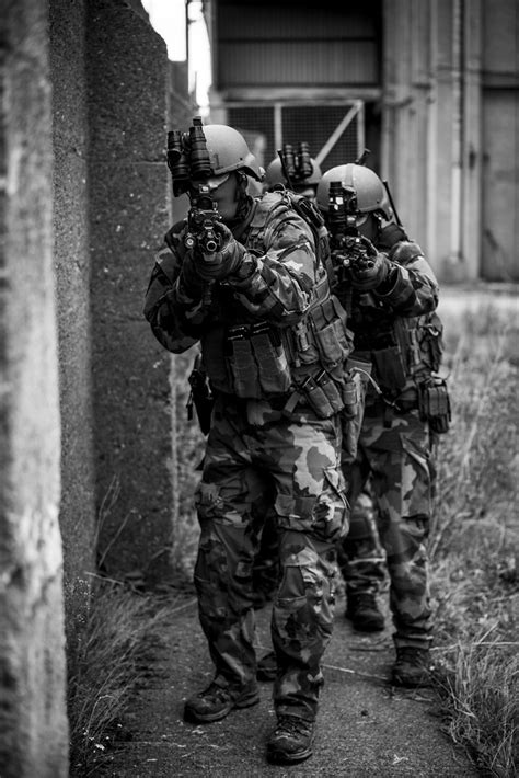 The army ranger wing trains and operates as many international special operations units worldwide. Irish Army Ranger Wing | Irish Defence Force Special ...