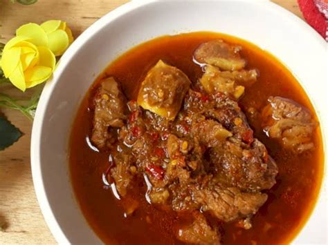 • bawang merah iris • daun salam • lemabar daun jeruk (boleh pakai atau tidak, me: Memasak Rabeg Kambing Khas Banten yang Lezatnya Bikin ...