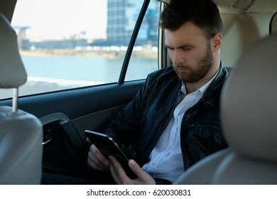 Bir arabanın arka koltuğunda otururken uzaklara Stok Fotoğrafı