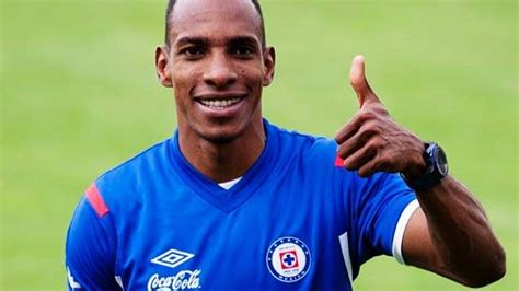 Se retiró tras salir de cruz azul y actualmente dirige al junior de barranquilla. Amaranto Perea ve la presión de ser campeón sobre Cruz Azul
